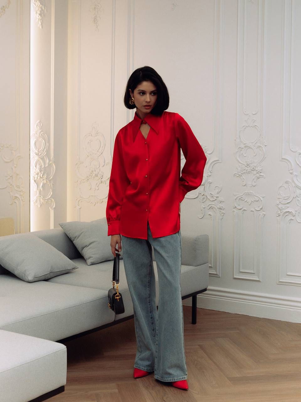 Camicia in Raso Rosso con Colletto a Punta e Dettaglio Cut-Out